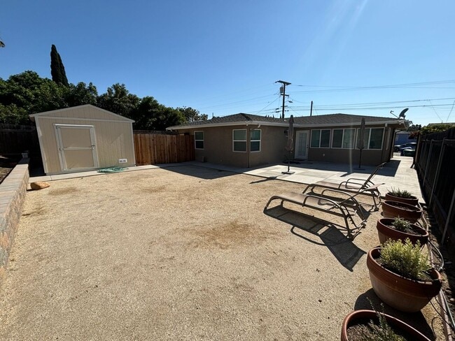 Building Photo - Spacious 3 bedroom 2 bath