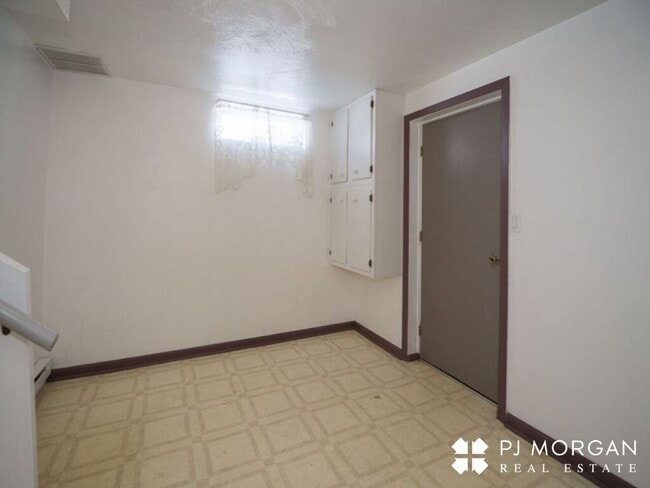 Building Photo - 3 bedroom, 1.5 bath House For Lease - open...