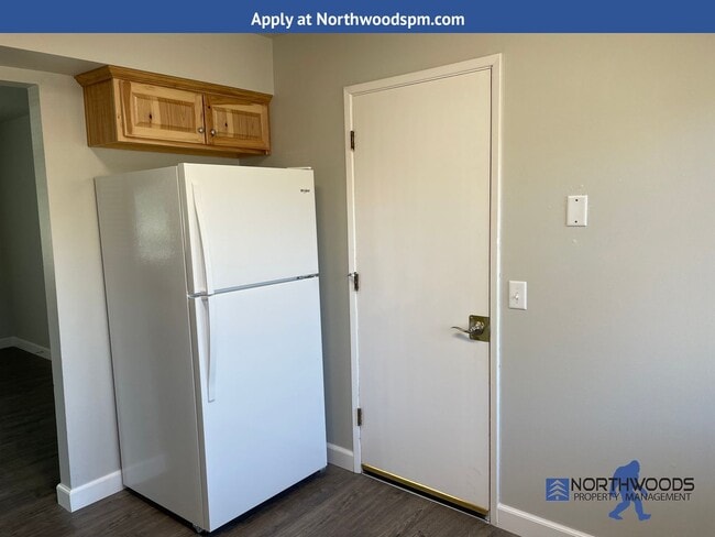 Building Photo - Very Nice-Recently Remodeled 2 Bedroom 1 B...