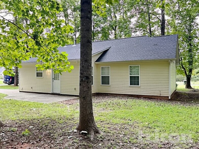 Building Photo - 821 Gore St