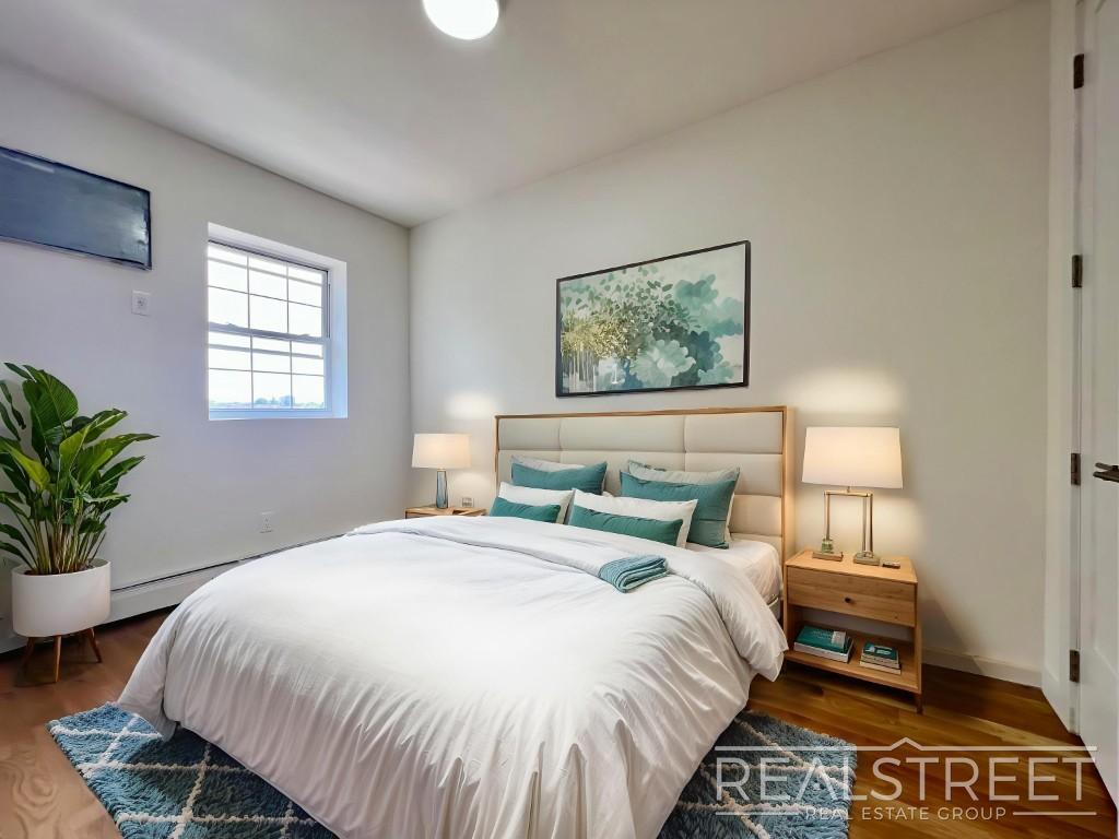 Building Photo - Massive 3,000+ Sq Ft 4BD/2BA Duplex with H...