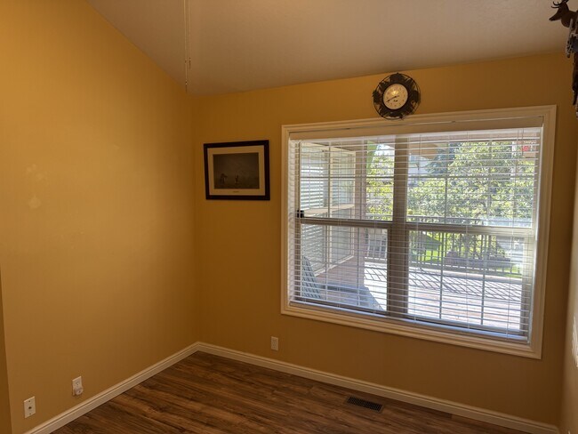 Building Photo - 1004 Uri Ln