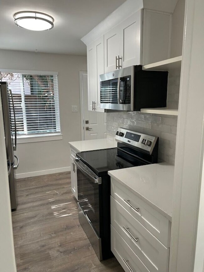 Building Photo - Newly Remodeled Duplex
