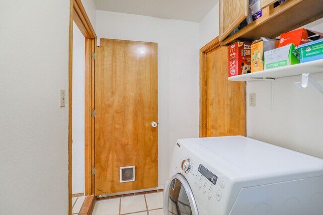 Building Photo - Spacious 3 Bedroom 2 bath with Solar Panels