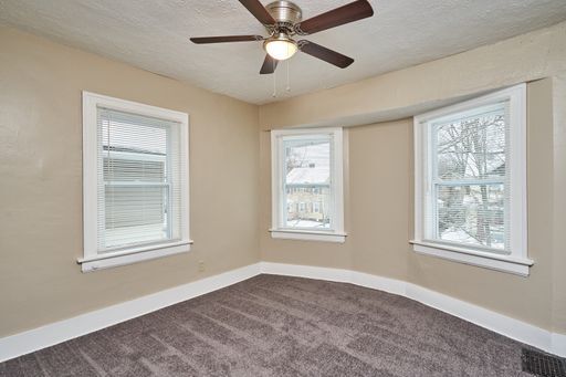 Building Photo - Large remodeled 4 bed 1  bath in West Akron !