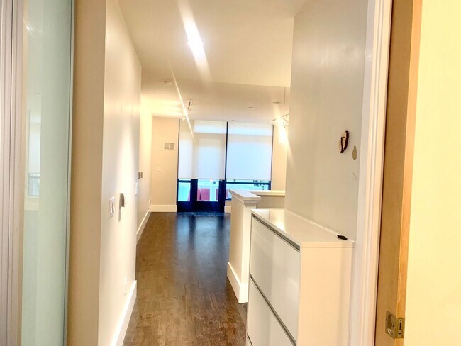 Building Photo - Spacious Centrally Located 1 bed + Den/ 1....