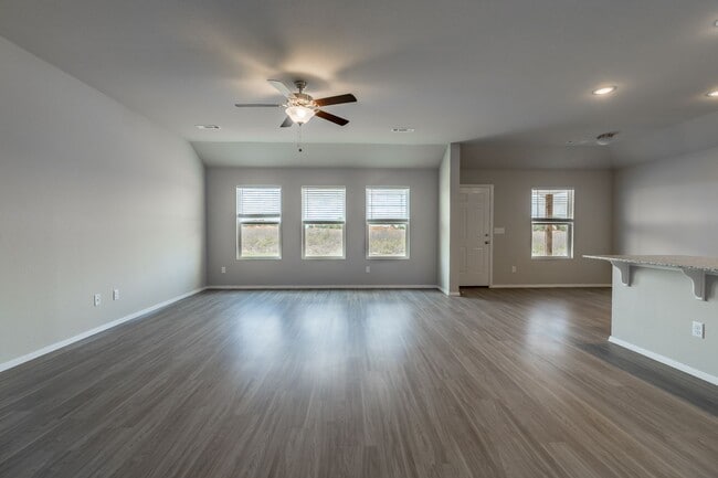Building Photo - Large 4 Bedroom Home w/3 car Garage and Fe...
