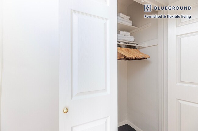 Building Photo - 300 E 46th St