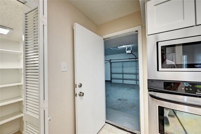Building Photo - 921 Marine Dr