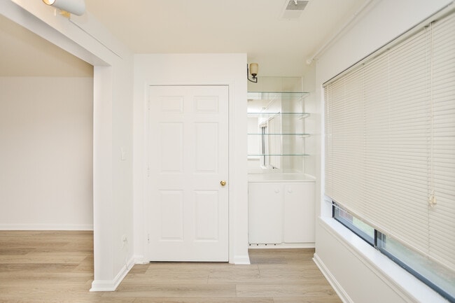Building Photo - 2815 Lee Oaks Ct