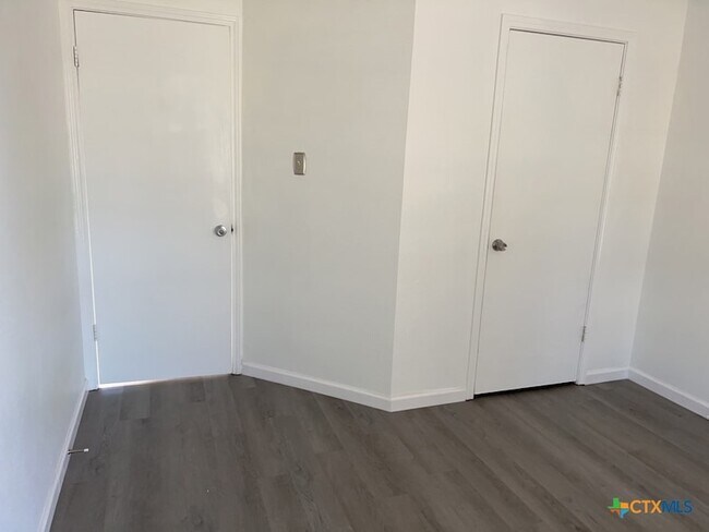 Building Photo - 2503 Armadillo Dr