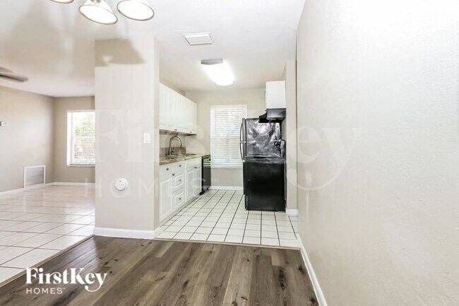 Building Photo - 405 E Gateway Blvd