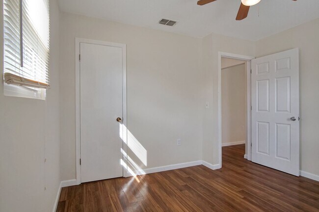 Building Photo - 3 bedroom 1 bath house in Midtown availabl...