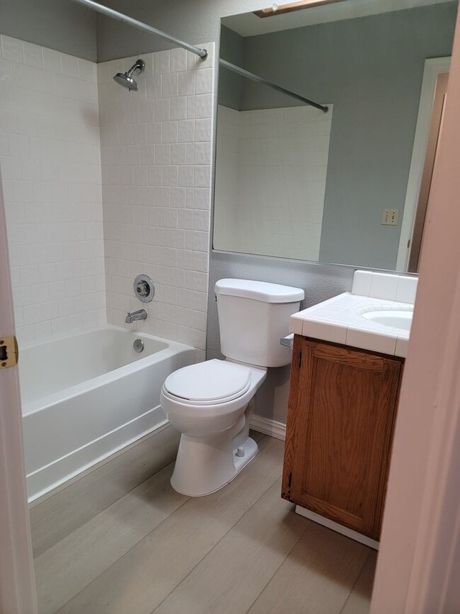 Building Photo - Oakdale Beauty