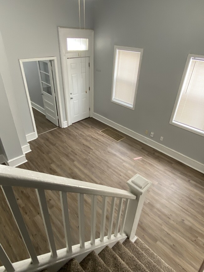 Building Photo - Beautiful half of duplex for rent!
