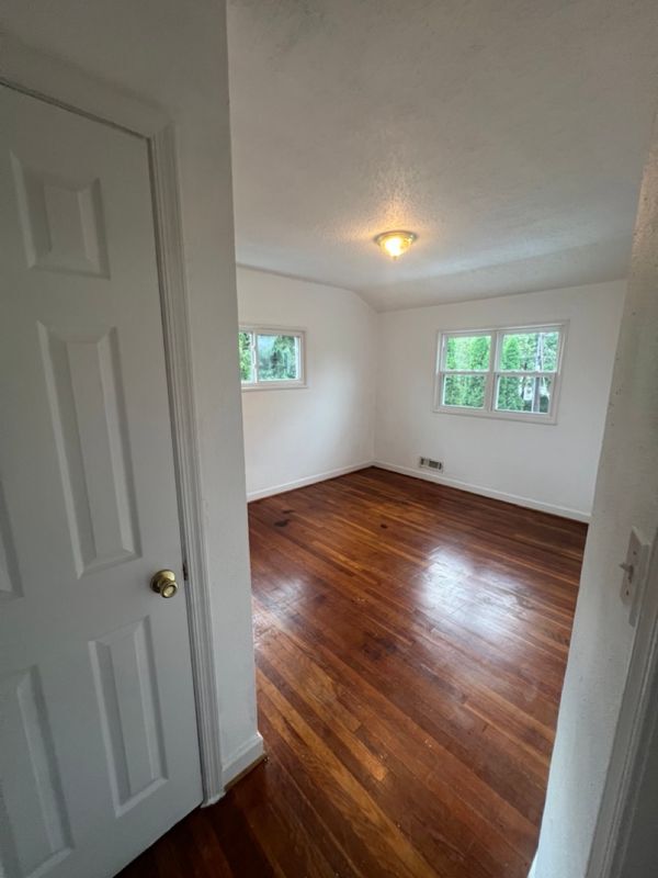 Building Photo - 927 Southridge Rd