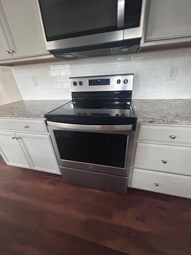 Building Photo - Beautiful 3bed, 2bath Home in Park Circle