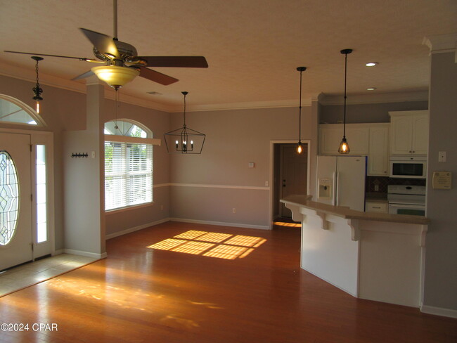 Building Photo - 918 Amber Way