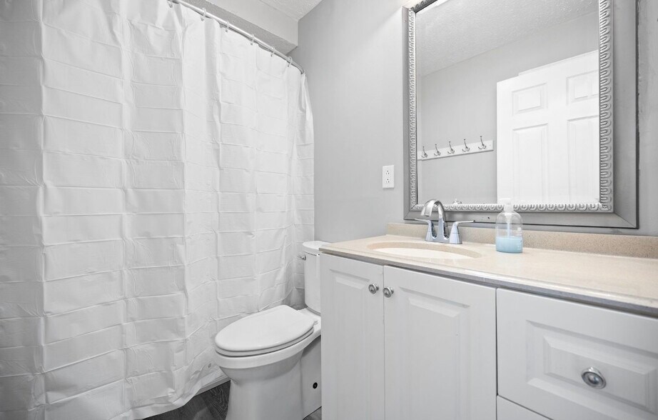 Building Photo - 2026 Dowd Ave