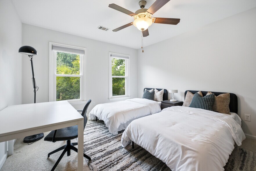 Building Photo - 5008 Highland Oaks Ct SE