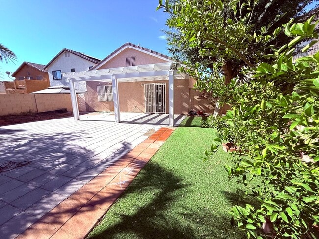 Building Photo - One Story Home For Rent