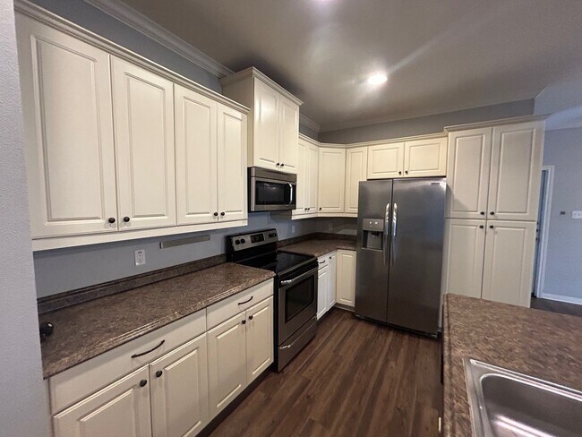 Building Photo - Beautifully Maintained 3 Bedroom