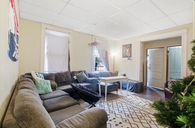 Building Photo - NT - 2342 Stratford Ave.