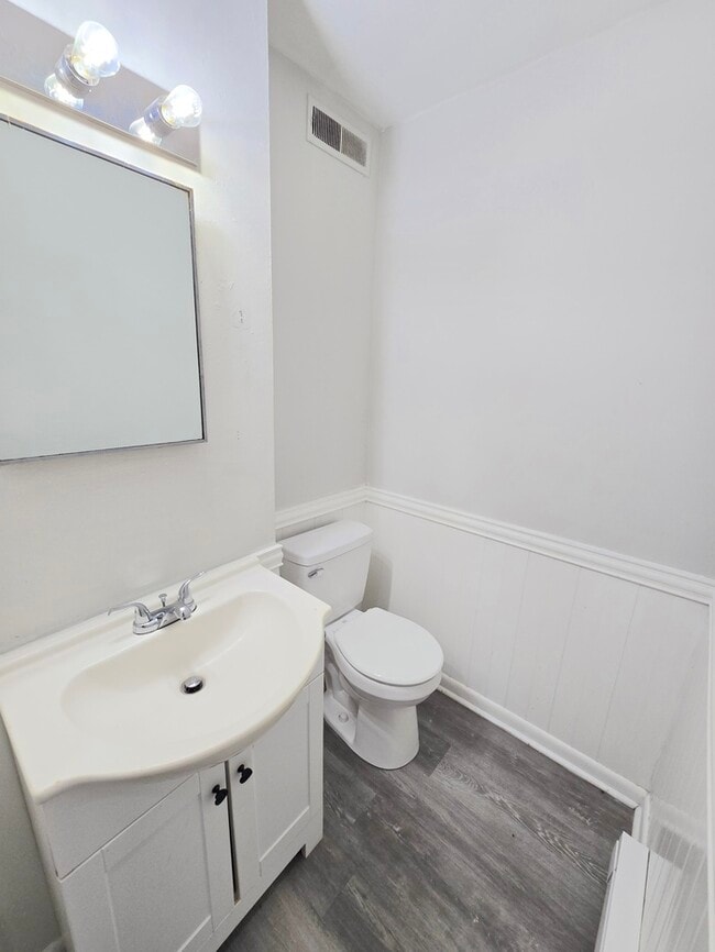 Building Photo - BEAUTIFUL TWO BEDROOM 1.5 BATHROOM APARTME...
