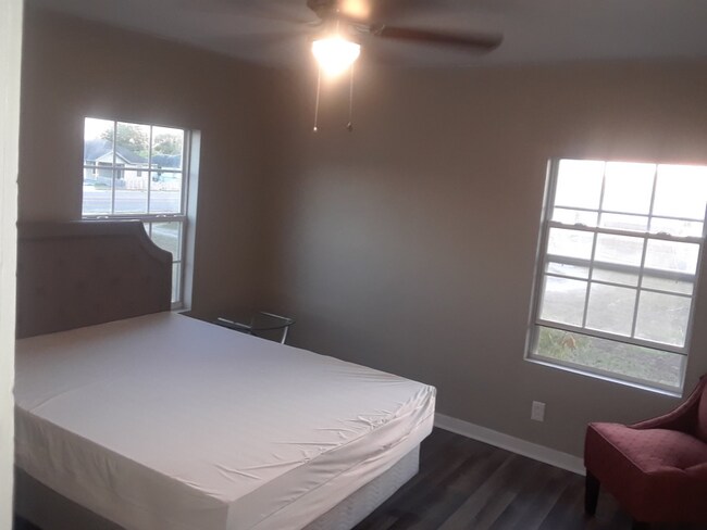 Building Photo - 604 1/2 W King Ave