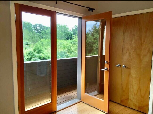 Building Photo - 2466 Lake Dr SE