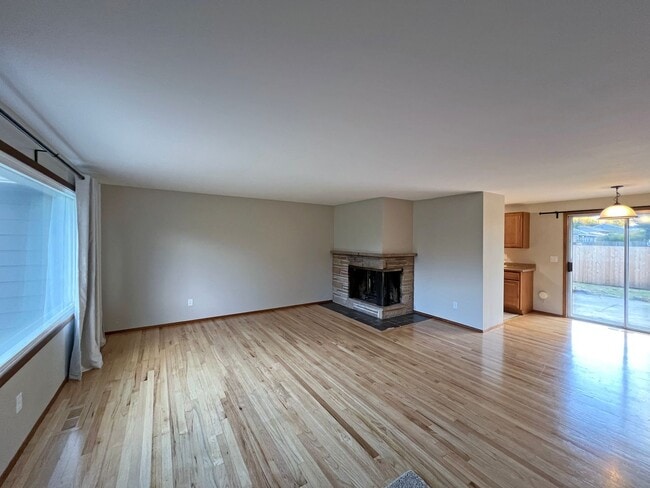 Building Photo - North Burien Rambler home - 3 bedrooms and...
