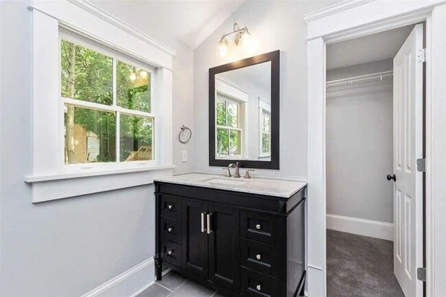 Building Photo - 632 Grady Pl SW