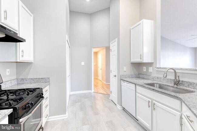 Building Photo - 3021 Hunting Ridge Dr