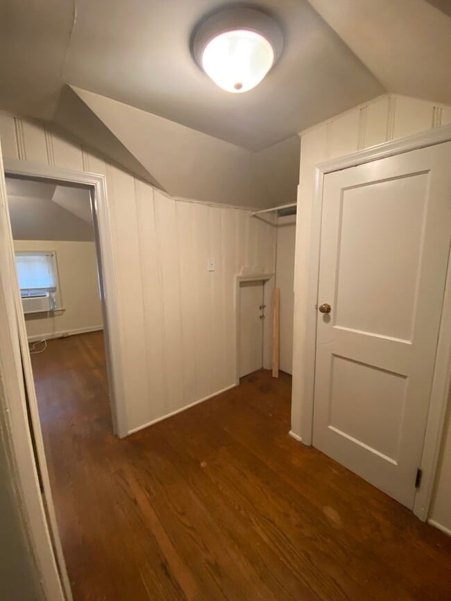 Building Photo - 1106f