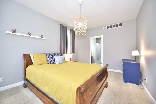 Building Photo - Charming 3 Bedroom, 2.5 Bathroom Home Fully Furnished in Benton Harbor Close to Lake Michigan and...