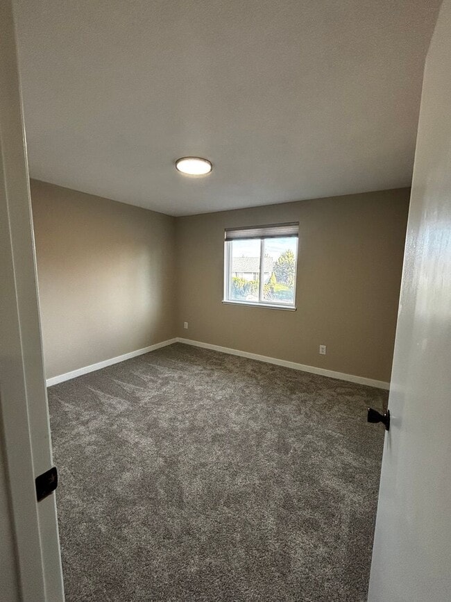 Building Photo - 4 bed 3 bath, Bonus room, Rv parking, Fenc...