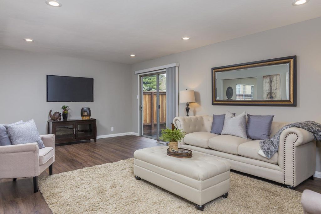 Large Living Room Space - 3121 Alhambra Ave