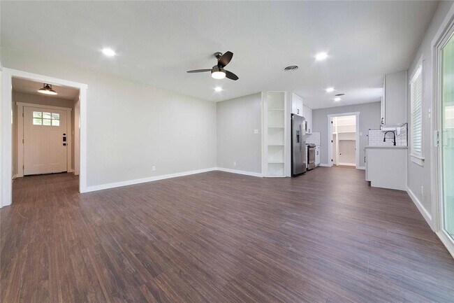 Building Photo - 11603 Oak Trail
