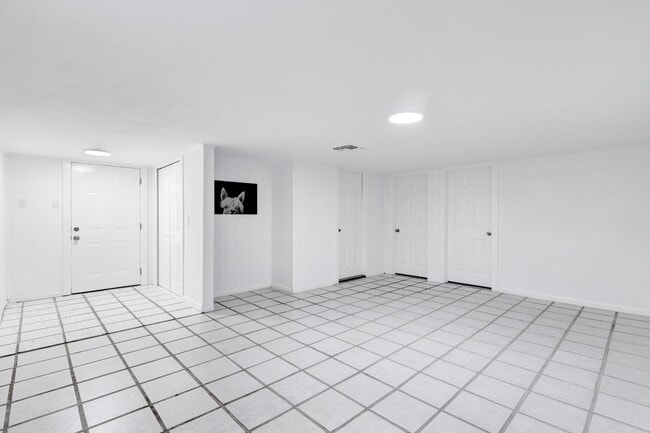 Building Photo - 1122 Oakridge Ln