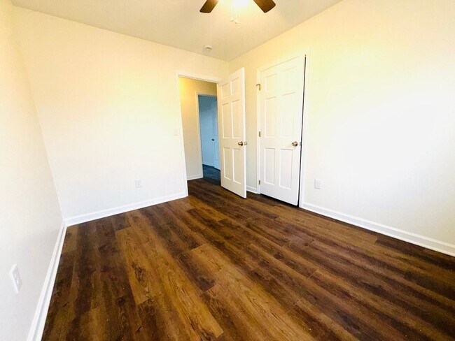 Building Photo - Centrally Located 4 Bedroom Home With Large Yard