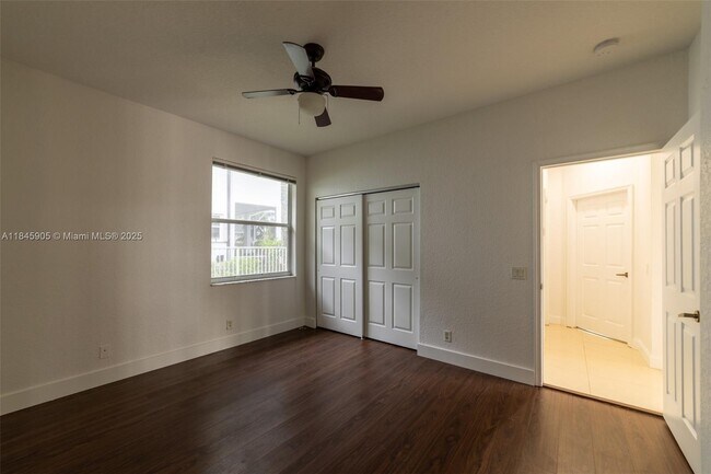 Building Photo - 896 Marina Dr