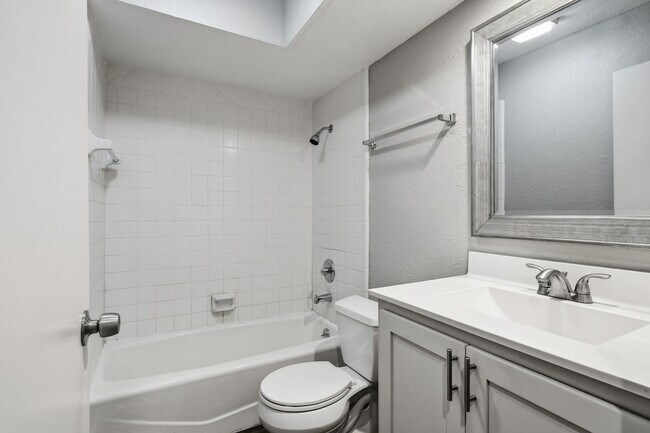 Building Photo - 6518/6520 E 90th St Duplex