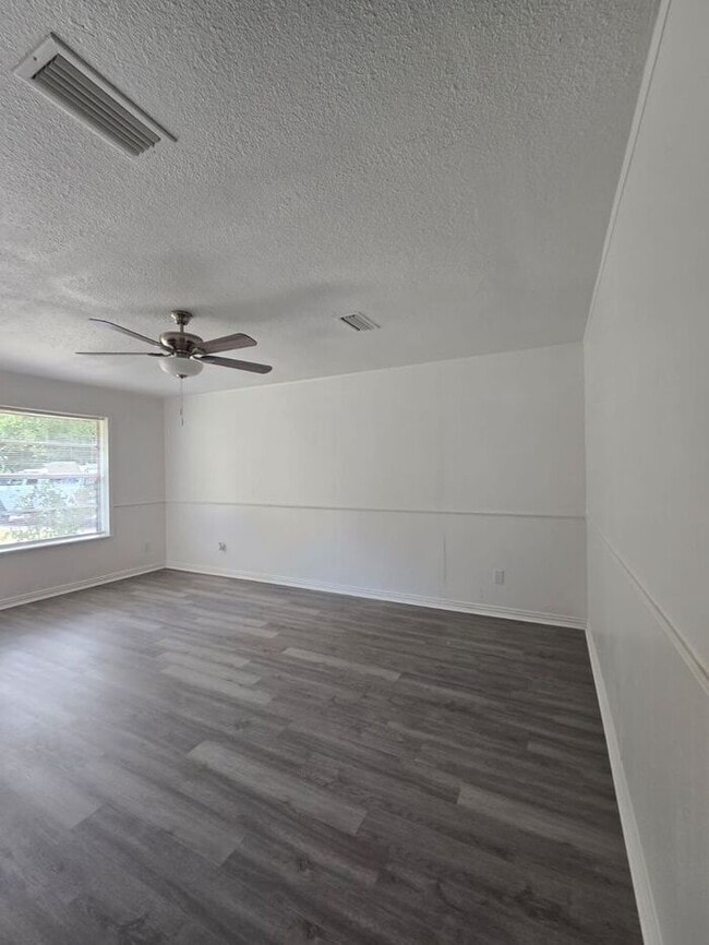 Building Photo - **Modern 2 Bed / 1 Bath Duplex in Little E...