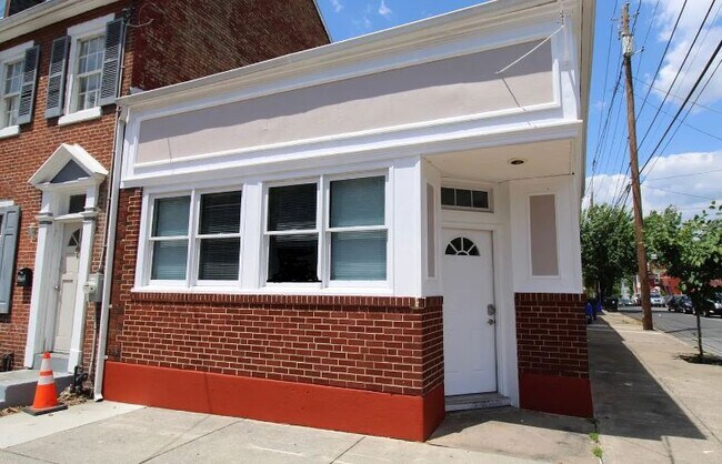 Building Photo - 214 Verbeke St