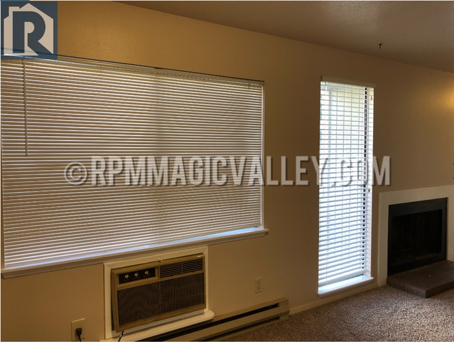 Building Photo - 747 Meadows Dr