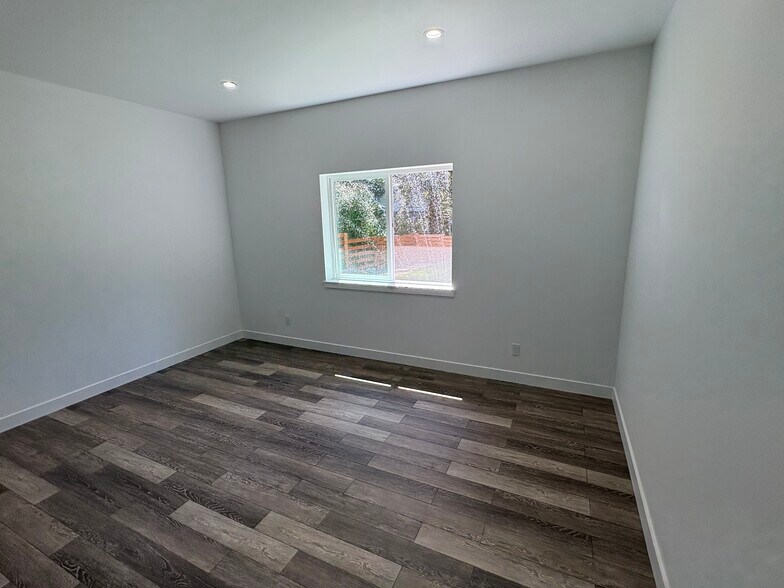 Building Photo - 3019 Hemlock Way