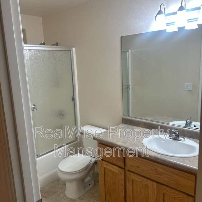 Building Photo - 1223 SW Sun Glo Dr