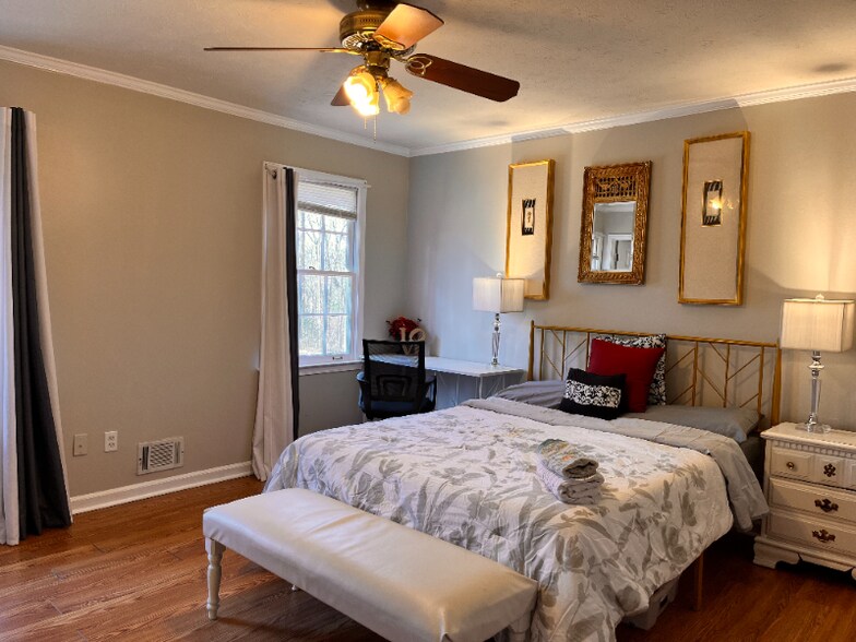 Primary Photo - 2020 Sunrise Cir
