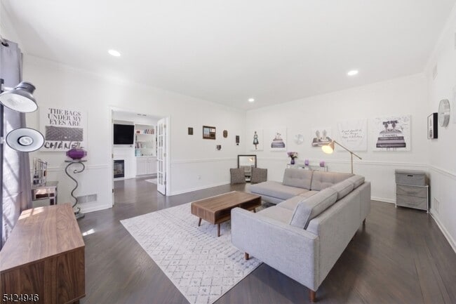 Building Photo - 11 Rosewood Ln