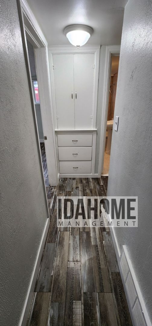 Building Photo - 626-628 W Custer St